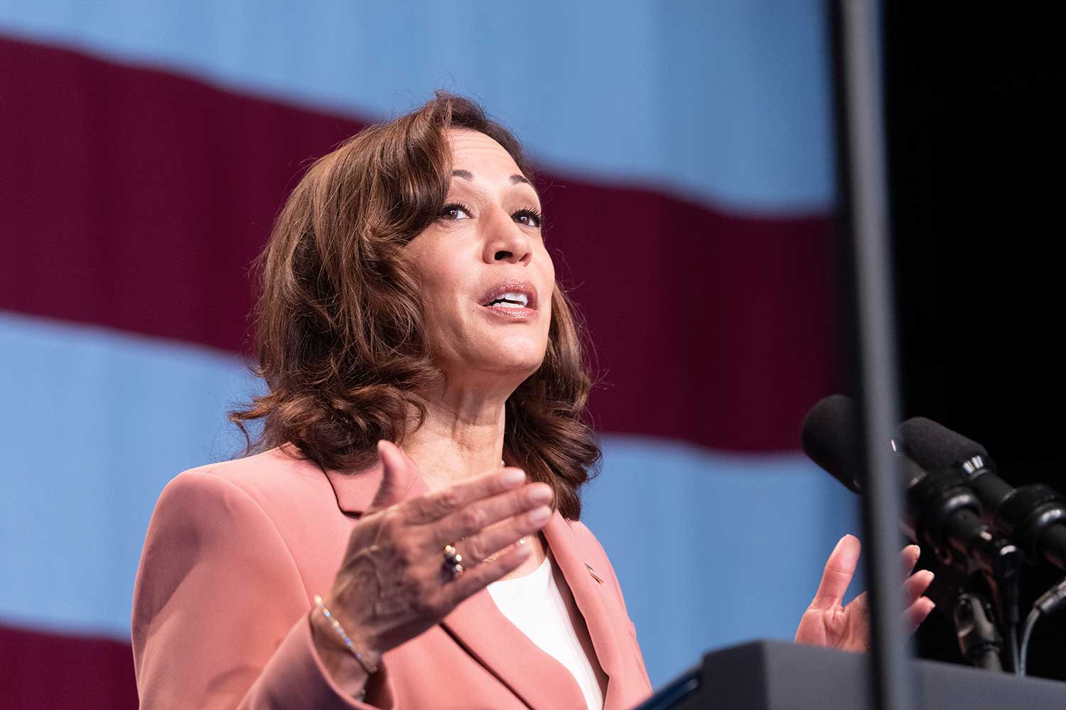 kamala harris at podium