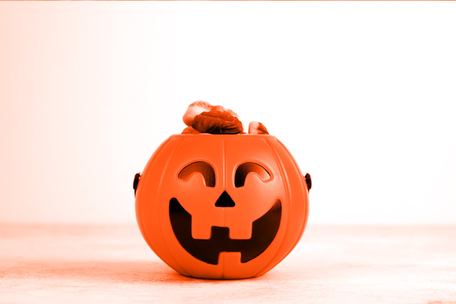 Plastic halloween bucket with toothy grid